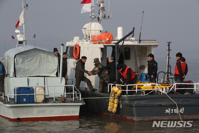 【인천=뉴시스】사진공동취재단 = 5일 남북 공동한강하구수로 조사가 시작된 가운데 인천 강화 교동도 북단 한강하구에서 윤창휘 공동조사단장과 북측조사단을 만나 인사를 나누고 있다. 군 당국 및 해운 당국 관계자, 수로 조사 전문가 등이 참여한 공동조사단은 남북 각각 10명으로 구성됐다. 2018.11.05. photo@newsis.com