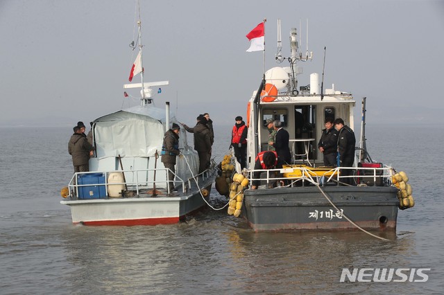【인천=뉴시스】사진공동취재단 = 5일 남북 공동한강하구수로 조사가 시작된 가운데 인천 강화 교동도 북단 한강하구에서 윤창휘 공동조사단장과 북측조사단을 만나 인사를 나누고 있다. 군 당국 및 해운 당국 관계자, 수로 조사 전문가 등이 참여한 공동조사단은 남북 각각 10명으로 구성됐다. 2018.11.05. photo@newsis.com