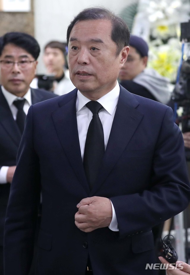 【서울=뉴시스】사진공동취재단 = 김병준 자유한국당 비상대책위원장이 5일 오후 서울 송파구 풍납동 서울아산병원 장례식장에 마련된 고(故) 신성일 씨의 빈소를 찾아 조문하고 있다. 2018.11.05.&nbsp; photo@newsis.com