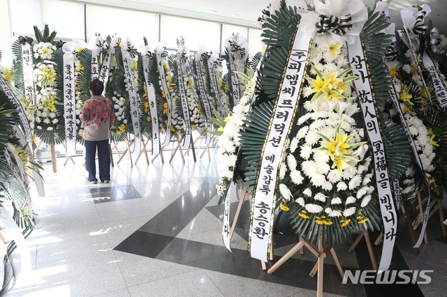 【서울=뉴시스】사진공동취재단 = 5일 오후 서울 송파구 풍납동 서울아산병원 장례식장에 마련된 고(故) 신성일 씨의 빈소에 근조화환이 놓여져 있다. 2018.11.05.&nbsp; photo@newsis.com