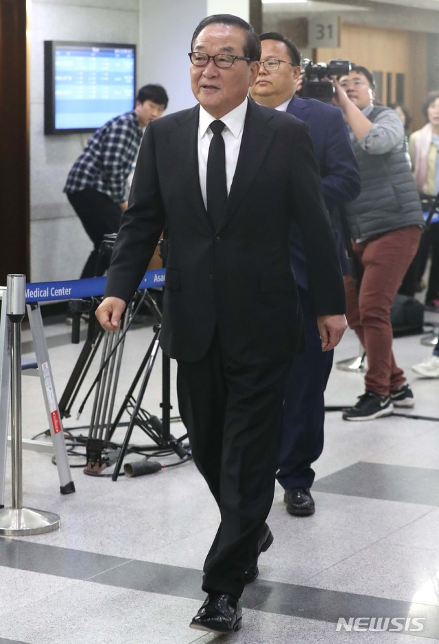 【서울=뉴시스】사진공동취재단 = 서청원 의원이 5일 오후 서울 송파구 풍납동 서울아산병원 장례식장에 마련된 고(故) 신성일 씨의 빈소를 찾아 조문하고 있다. 2018.11.05.&nbsp; photo@newsis.com