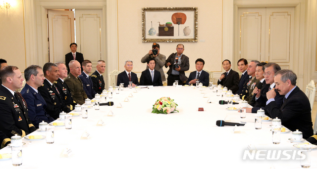 【서울=뉴시스】박진희 기자 = 문재인 대통령이 5일 청와대 인왕실에서 빈센트 브룩스 한미연합사령관 겸 주한미군사령관을 비롯한 주한미군 주요 지휘관들을 격려하며 차담회를 하고 있다. 2018.11.05.&nbsp; pak7130@newsis.com