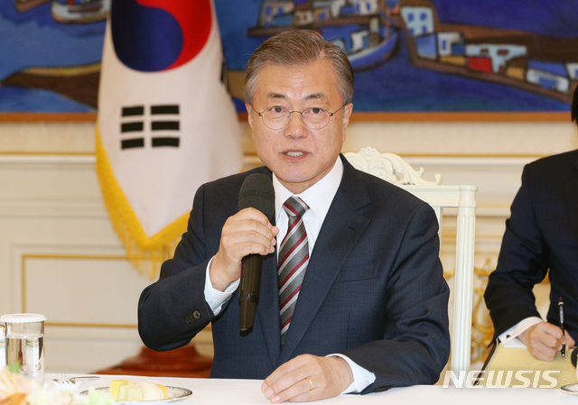 【서울=뉴시스】박진희 기자 = 문재인 대통령이 5일 청와대 인왕실에서 주한미군 주요 지휘관 격려 차담회를 하고 있다. 2018.11.05. pak7130@newsis.com