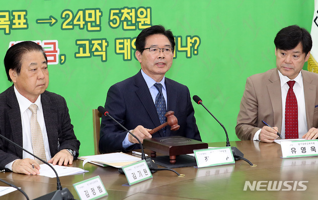 【서울=뉴시스】이종철 기자 = 이용주 의원에 대한 징계 여부와 수위를 의논할 민주평화당 당기 윤리심판원이 5일 서울 여의도 국회에서 열린 가운데 위원장을 맡은 장철우 변호사(가운데)가 회의를 주재하고 있다. 2018.11.05.jc4321@newsis.com