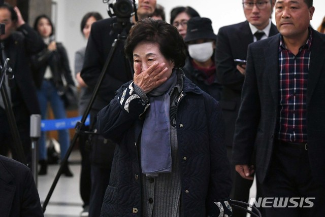 【서울=뉴시스】사진공동취재단 = 배우 전원주가 5일 오후 서울 송파구 풍납동 서울아산병원 장례식장에 마련된 고(故) 신성일의 빈소에 조문을 하기 위해 들어서고 있다. 2018.11.05.&nbsp; photo@newsis.com