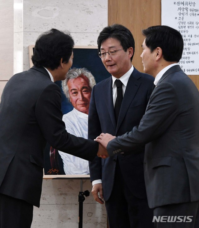 【서울=뉴시스】사진공동취재단 = 바른미래당 유승민, 지상욱 의원이 5일 오후 서울 송파구 풍납동 서울아산병원 장례식장에 마련된 고(故) 신성일의 빈소에서 조문을 마치고 장례위원과 인사를 나누고 있다. 2018.11.05.&nbsp; photo@newsis.com