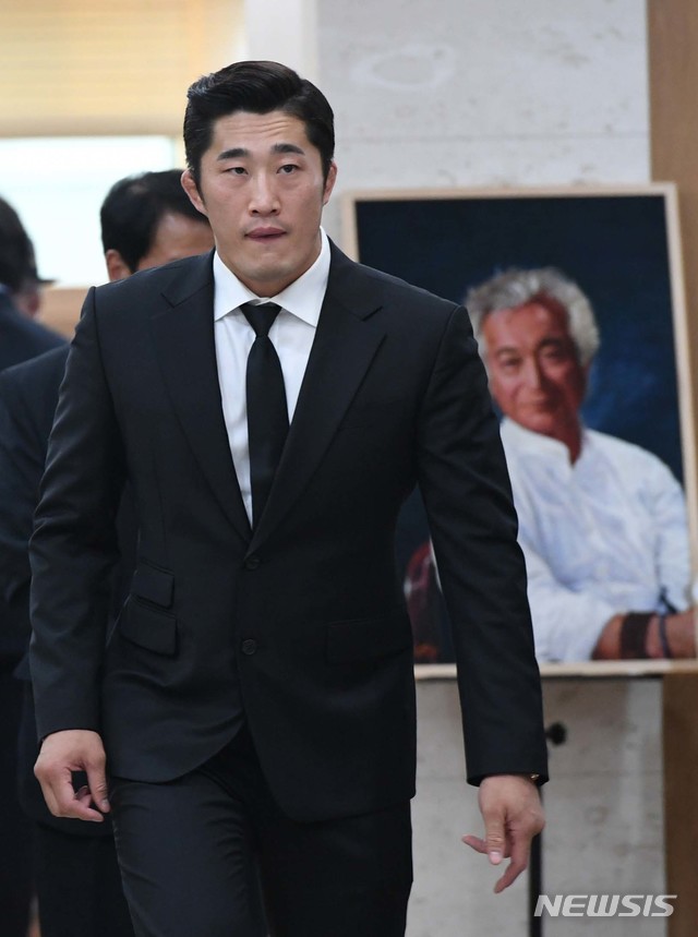 【서울=뉴시스】사진공동취재단 = 이종격투기 김동현 선수가 5일 오후 서울 송파구 풍납동 서울아산병원 장례식장에 마련된 고(故) 신성일의 빈소에서 조문을 마치고 조문을 마치고 빈소를 나서고 있다. 2018.11.05.&nbsp; photo@newsis.com 