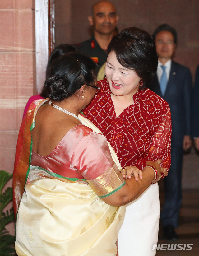 【뉴델리(인도)=뉴시스】전신 기자 = 김정숙 여사가 5일 뉴델리 대통령궁에서 사비타 코빈드 인도 대통령 영부인과 오찬에 앞서 인사하고 있다. 2018.11.05.&nbsp; photo1006@newsis.com