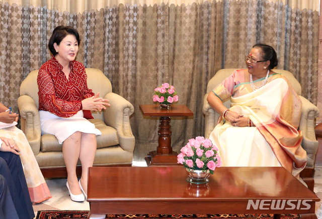 【뉴델리(인도)=뉴시스】전신 기자 = 김정숙 여사가 5일 뉴델리 대통령궁에서 사비타 코빈드 인도 대통령 영부인과 오찬에 앞서 환담하고 있다. 2018.11.05. photo1006@newsis.com