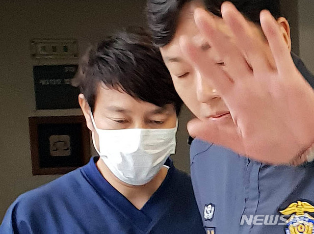 【대전=뉴시스】함형서 기자 = 지난 6.13지방선거에서 더불어민주당 김소연 대전시 의원에게 불법 선거자금을 요구한 혐의를 받고 있는 전문학 전 대전시의원이 5일 오후 영장실질심사가 열리는 대전지방법원 법정으로 향하고 있다.2018.11.05.foodwork23@newsis.com