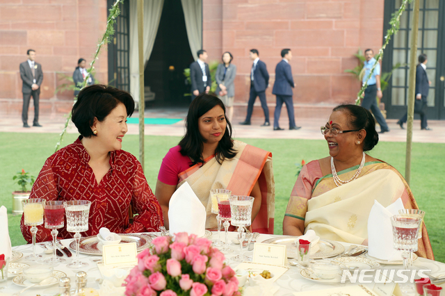 【뉴델리(인도)=뉴시스】전신 기자 = 김정숙 여사가 5일 뉴델리 대통령궁에서 사비타 코빈드 인도 대통령 영부인과 오찬을 하고 있다. 2018.11.05.&nbsp; photo1006@newsis.com