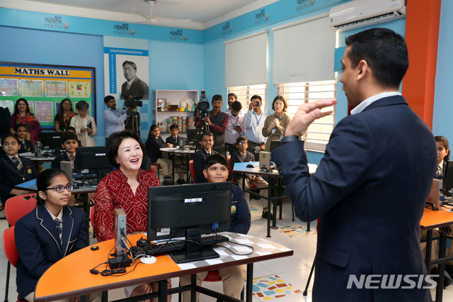 【뉴델리(인도)=뉴시스】전신 기자 = 김정숙 여사가 5일 뉴델리 에이에스엔(ASN) 종합학교를 방문해 교육 솔루션 시연을 참관하고 있다. 2018.11.05.&nbsp; photo1006@newsis.com