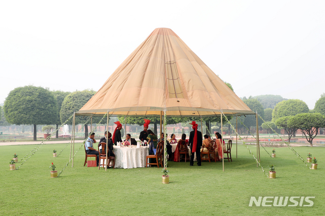 【뉴델리(인도)=뉴시스】전신 기자 = 김정숙 여사가 5일 뉴델리 대통령궁에서 사비타 코빈드 인도 대통령 영부인과 오찬을 하고 있다. 2018.11.05. photo1006@newsis.com