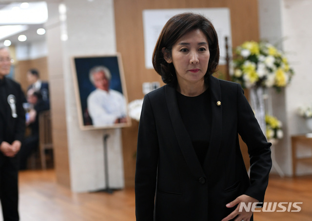【서울=뉴시스】사진공동취재단 = 자유한국당 나경원 의원이 5일 오후 서울 송파구 풍납동 서울아산병원 장례식장에 마련된 故 신성일의 빈소에서 조문을 마치고 길을 나서고 있다. 2018.11.05.&nbsp; photo@newsis.com