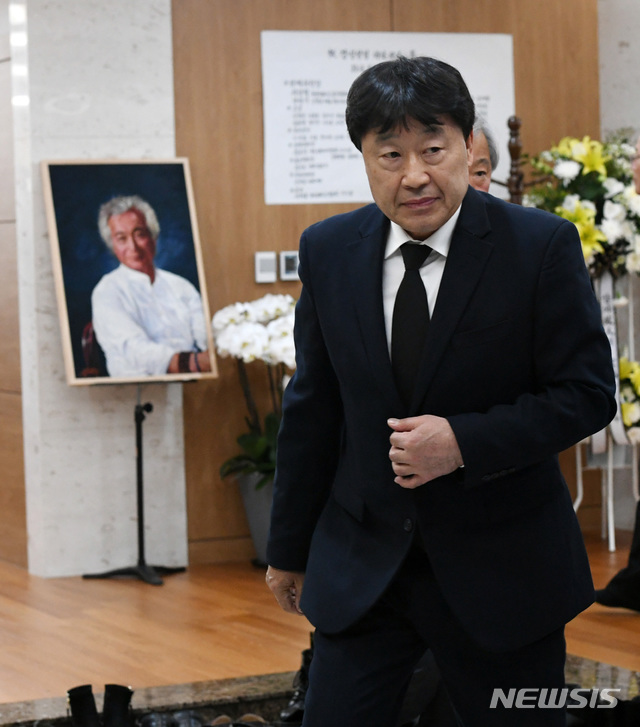 【서울=뉴시스】사진공동취재단 = 김재박 한국야구위원회 경기운영위원장이 5일 오후 서울 송파구 풍납동 서울아산병원 장례식장에 마련된 故 신성일의 빈소에서 조문을 마치고 길을 나서고 있다. 2018.11.05.&nbsp; photo@newsis.com