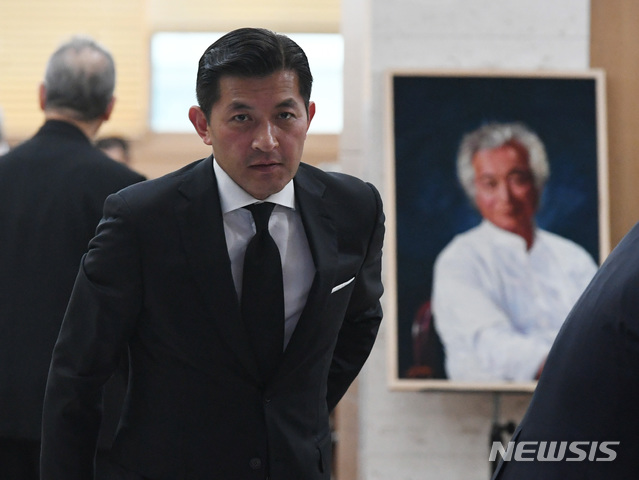 【서울=뉴시스】사진공동취재단 = 홍정욱 전 의원이 5일 오후 서울 송파구 풍납동 서울아산병원 장례식장에 마련된 故 신성일의 빈소에서 조문을 마치고 빈소를 나서고 있다. 2018.11.05. photo@newsis.com
