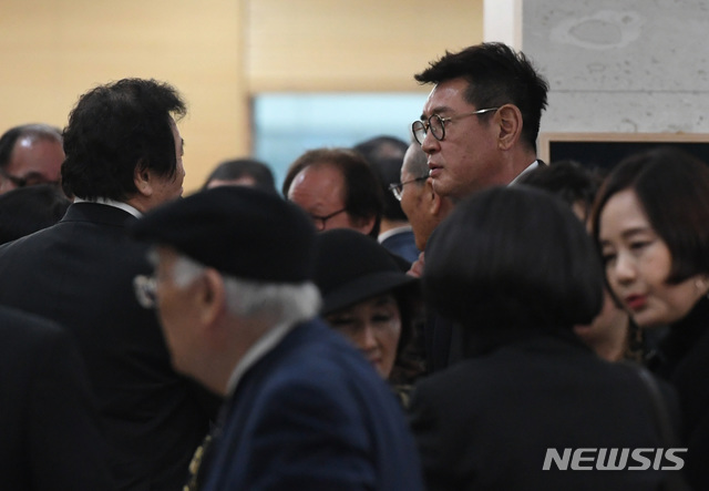 【서울=뉴시스】사진공동취재단 = 배우 조형기가 5일 오후 서울 송파구 풍납동 서울아산병원 장례식장에 마련된 故 신성일의 빈소에서 조문객들을 배웅하고 있다. 2018.11.05.&nbsp; photo@newsis.com
