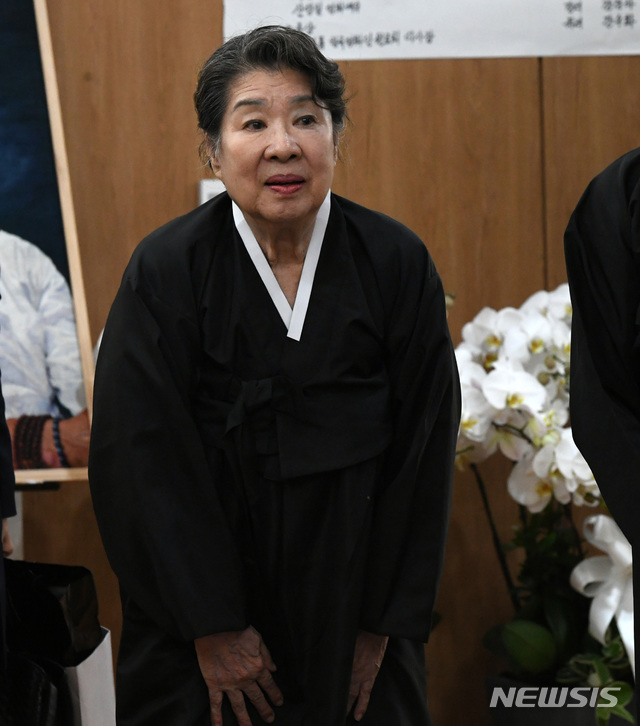 【서울=뉴시스】사진공동취재단 = 엄앵란이 5일 오후 서울 송파구 풍납동 서울아산병원 장례식장에 마련된 故 신성일의 빈소에서 조문객을 배웅하고 있다. 2018.11.05.&nbsp; photo@newsis.com