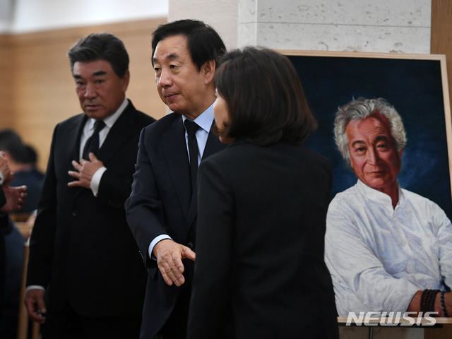 【서울=뉴시스】사진공동취재단 = 자유한국당 김성태 원내대표가 5일 오후 서울 송파구 풍납동 서울아산병원 장례식장에 마련된 故 신성일의 빈소에서 나경원 의원과 악수를 하고 있다. 2018.11.05.&nbsp; photo@newsis.com