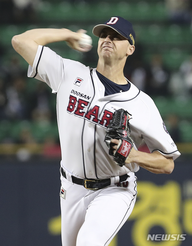 【서울=뉴시스】최진석 기자 = 5일 오후 서울 잠실야구장에서 열린 2018 프로야구 신한은행 마이카 KBO 한국시리즈 2차전 SK 와이번스 대 두산 베어스의 경기. 1회초 두산 선발 후랭코프가 역투하고 있다. 2018.11.05.myjs@newsis.com