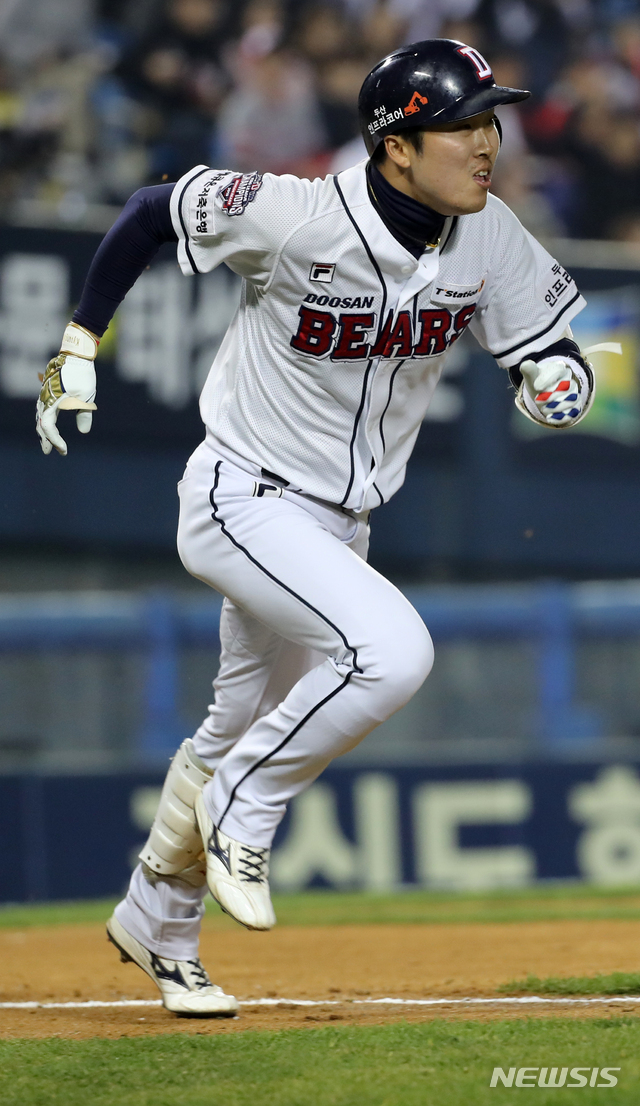 【서울=뉴시스】박주성 기자 = 5일 오후 서울 잠실야구장에서 열린 2018 프로야구 신한은행 마이카 KBO 한국시리즈 2차전 SK 와이번스 대 두산 베어스의 경기, 3회말 원아웃 주자 2루에서 두산 허경민이 안타를 치고 있다. 2018.11.05. park7691@newsis.com