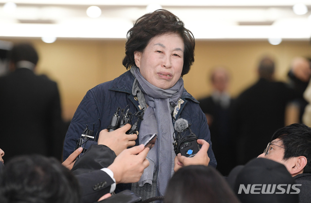 【서울=뉴시스】사진공동취재단 = 배우 전원주가 5일 오후 서울 송파구 풍납동 서울아산병원 장례식장에 마련된 고 신성일 씨의 빈소에서 조문한 후 인터뷰를 하고 있다. 2018.11.05. photo@newsis.com