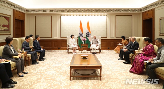 【뉴델리(인도)=뉴시스】전신 기자 = 김정숙 여사가 5일 뉴델리 총리 관저에서 나렌드라 모디 인도 총리와 면담하고 있다. 2018.11.05. photo1006@newsis.com