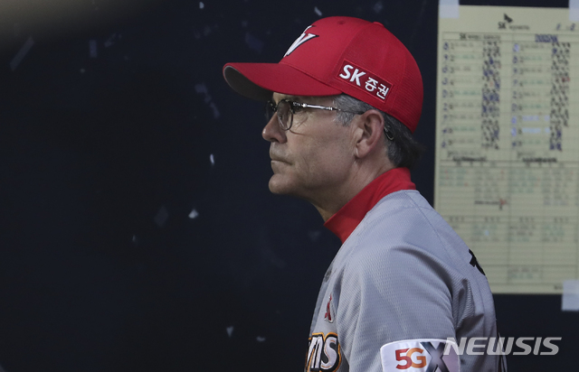 【서울=뉴시스】최진석 기자 = 5일 오후 서울 잠실야구장에서 열린 2018 프로야구 신한은행 마이카 KBO 한국시리즈 2차전 SK 와이번스 대 두산 베어스의 경기. SK 힐만 감독이 그라운드를 바라보고 있다. 2018.11.05.myjs@newsis.com