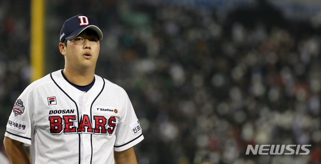 【서울=뉴시스】박주성 기자 = 5일 오후 서울 잠실야구장에서 열린 2018 프로야구 신한은행 마이카 KBO 한국시리즈 2차전 SK 와이번스 대 두산 베어스의 경기, 7회말 투아웃 주자 1루에서 두산 투수 함덕주가 SK 김동엽을 스트라크 낫아웃으로 잡은 후 덕아웃으로 돌아오고 있다. 2018.11.05. park7691@newsis.com