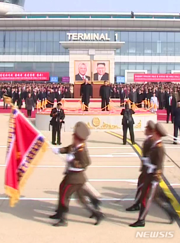 【서울=뉴시스】김정은 북한 국무위원장이 지난 4일 평양 순안공항에서 미겔 디아스카넬 쿠바 국가평의회 의장을 영접했다고 조선중앙TV가 5일 보도했다. 2018.11.05. (사진=조선중앙TV 캡처) photo@newsis.com