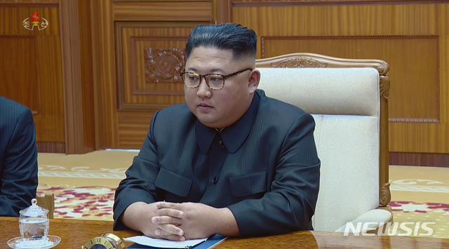 【서울=뉴시스】 김정은 국무위원장이 지난 4일 백화원 영빈관에서 미겔 디아스카넬 쿠바 국가평의회 의장과 회담을 했다고 5일 조선중앙TV가 보도하고 있다. 2018.11.05. (사진=조선중앙TV 캡처)&nbsp; photo@newsis.com 
