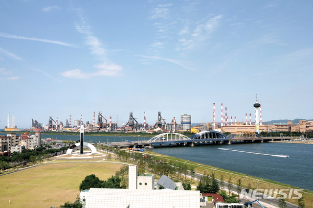 【포항=뉴시스】강진구 기자 = 경북 포항시는 이번 제1차 한·러 지방협력포럼을 위해 방문한 러시아 방문단에게 포항의 다양한 산업과 관광 명소를 본격 홍보할 계획이라고 6일 밝혔다.사진은 포항의 대표 산업현장인 포스코 전경.2018.11.06.(사진=포항시 제공) photo@newsis.com