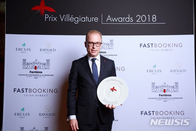  10월15일(현지시간) 프랑스 파리에서 열린 '2018 빌리제뚜르 어워드'에서 포즈를 취한 몰튼 앤더슨 시그니엘서울 총지배인