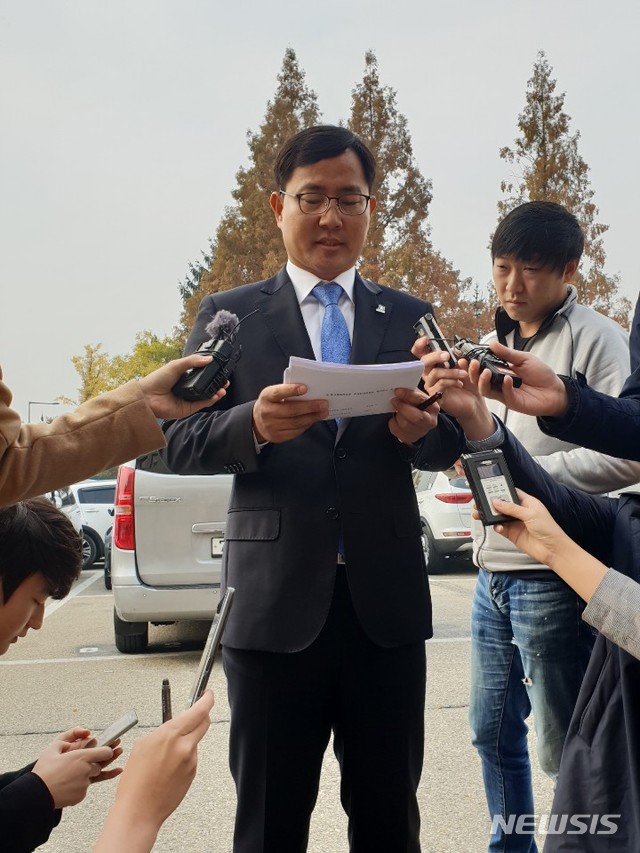 【수원=뉴시스】이병희 기자 = 이재명 경기도지사 관련 의혹을 수사한 분당경찰서장, 수사과장 등을 고발한다고 했던 백종덕 변호사가 6일 오전 11시4분께 수원지방검찰청에 도착해 “고발하지 않는다”는 입장을 밝히고 있다. 2018.11.06. heee9405@naver.com&nbsp;&nbsp; 