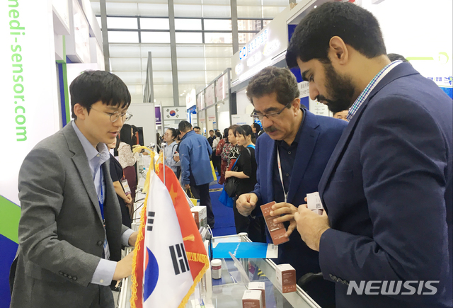 【대구=뉴시스】김덕용 기자 = 지난 1일 막을 내린 중국 국제의료기기전시회에 참가한 메디센서 관계자들이 부스를 찾은 해외 바이어에게 자사제품을 설명 하고 있다. 2018. 11. 06.(사진=대구테크노파크 제공) photo@newsis.com