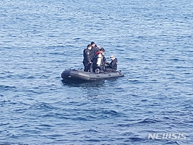 【제주=뉴시스】조수진 기자 = 6일 오전 제주해양경찰서가 3세 여자아이가 숨진 채 발견된 제주시 애월읍 신엄리 해안가 인근 해상에서 수색 작업을 벌이고 있다. 아이의 엄마 장모(33)씨는 현재 행방이 묘연한 상황이다. 2018.11.06. (사진=제주 해양경찰서 제공)&nbsp; photo@newsis.com 