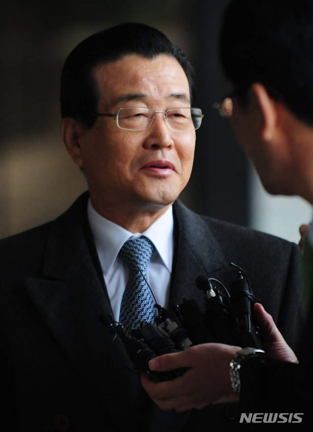 【서울=뉴시스】남강호 기자 = 지난 2010년 11월30일 오전 신한은행 사태와 관련한 핵심인물인 라응찬 전 신한금융지주 회장이 서울 중앙지검으로 출두하며 기자들의 질문에 답하고 있다.kangho@newsis.com