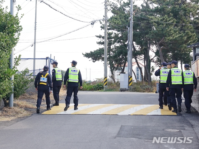 【제주=뉴시스】조수진 기자 = 6일 오후 제주경찰들이 지난 4일 숨진 채 발견된 장모(3)양의 엄마 장모(33)씨를 찾기 위해 제주시 용담동 어영마을 일대를 수색하고 있다. 경찰에 따르면 장씨 모녀는 지난 2일 새벽 용담동 해안도로에서 택시에 내린 이후 행적이 끊긴 상황이다. 2018.11.06.&nbsp; susie@newsis.com