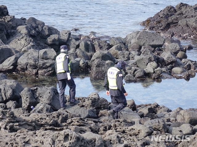 【제주=뉴시스】조수진 기자 = 6일 오후 제주경찰들이 지난 4일 숨진 채 발견된 장모(3)양의 엄마 장모(33)씨의 행적을 추적하기 위해 제주시 용담동 어영마을 인근 해안가를 수색하고 있다. 경찰에 따르면 장씨 모녀는 지난 2일 새벽 용담동 해안도로에서 택시에 내린 이후 행적이 끊긴 상황이다. 2018.11.06.&nbsp; susie@newsis.com 