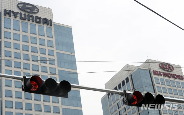 【광주=뉴시스】송창헌 기자 = 현대자동차 광주 완성차공장 합작법인 설립을 위한 광주시 투자유치추진단이 지난 2일 첫 회의를 가진 데 이어 7일 오후 2차 회의를 열고 8일에는 현대차와의 협약서 수정 등을 논의할 예정이다. 추진단 2차 회의를 전후로 7일 또는 8일께 현대차와의 투자자 간 협상도 진행할 예정에 있다. 사진은 서울 서초구 양재동 현대차 본사 전경. 2018.11.06 (사진=뉴시스DB) photo@newsis.com