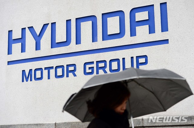 【광주=뉴시스】송창헌 기자 = 현대자동차 광주 완성차공장 합작법인 설립을 위한 광주시 투자유치추진단이 지난 2일 첫 회의를 가진 데 이어 7일 오후 2차 회의를 열고 8일에는 현대차와의 협약서 수정 등을 논의할 예정이다. 추진단 2차 회의를 전후로 7일 또는 8일께 현대차와의 투자자 간 협상도 진행할 예정에 있다. 사진은 서울 서초구 양재동 현대차그룹 본사 표지석. 2018.11.06 (사진=뉴시스DB)&nbsp; photo@newsis.com 
