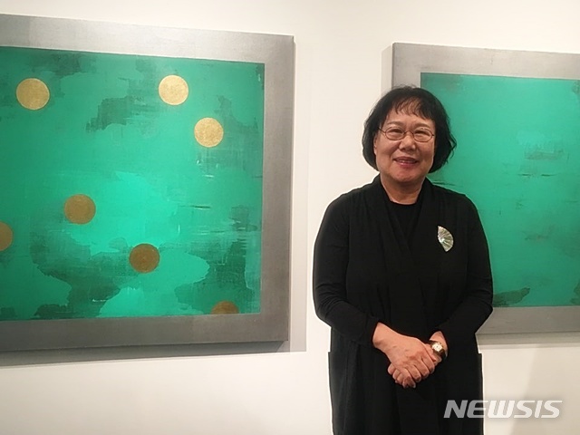 【서울=뉴시스】 박현주 미술전문기자 = 6일 이영희 작가가 이화익갤러리 선보인 '새벽' 작품앞에서 포즈를 취했다.