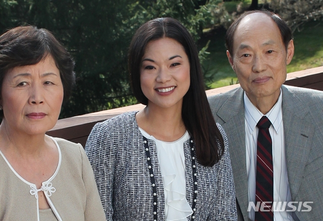 【서울=뉴시스】미국 펜실베이니아주 5선거구에서 연방 하원의원에 도전장을 던진 한국계 미국인 여성 펄 김(가운데). (사진=펄 김 선거홈페이지 캡쳐) 2018.11.06.