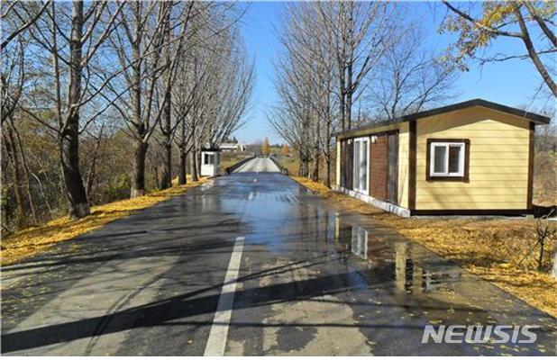 【서울=뉴시스】북측지역(72시간다리인근)에 설치된 신규초소. 근무수칙이 마련되면 남측 경비인원이 근무를 서게 될 예정이다. 2018.11.06. (사진=국방부 제공) photo@newsis.com