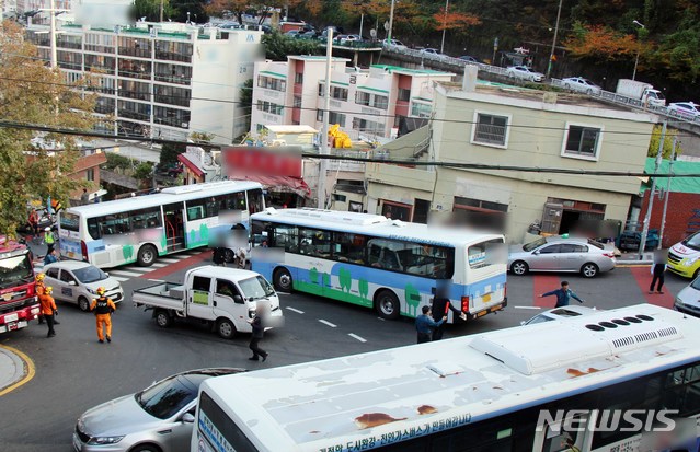 【부산=뉴시스】 하경민 기자 = 6일 오후 3시 22분께 부산 동구 초량동의 한 삼거리에서 A(49)씨가 운행하던 시내버스가 오르막길을 올라가다 기어 변속과정에서 뒤로 밀리는 바람에 뒤따르던 아반떼 승용차와 충돌한 이후 왼쪽으로 90도 가량 회전하면서 맞은편 도로를 내려오던 시내버스 2대와 주차된 택시 1대를 잇따라 들이받는 사고가 발생했다. 2018.11.06. (사진=부산경찰청 제공)yulnetphoto@newsis.com