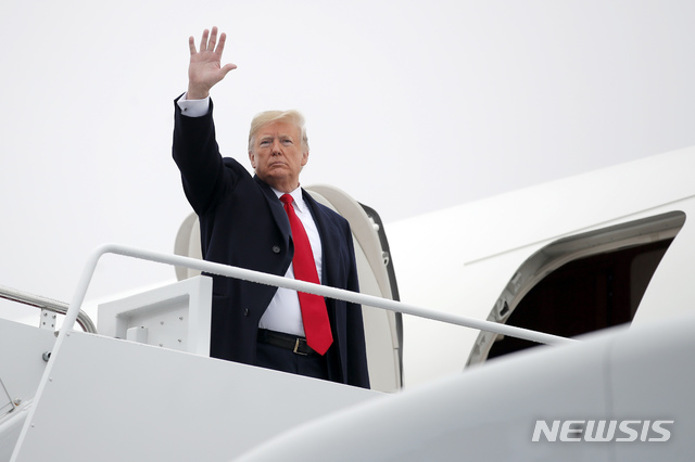 【워싱턴=AP/뉴시스】도널드 트럼프 미국 대통령이 오는 111일(현지시간) 제1차 세계대전 종전 100주년 기념식에 열리는 프랑스 파리에서는 블라디미르 푸틴 러시아 대통령을 만나지 않을 수 있다고 5일 밝혔다. 이날 앤드루스 공군 기지에서 전용기에 탑승해 손을 흔드는 트럼프 대통령. 2018.11.06 