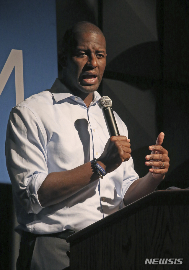 【크로퍼드빌=AP/뉴시스】 앤드루 길럼 플로리다주 민주당 주지사 후보가 5일(현지시간) 크로퍼드빌에서 지지를 호소하는 연설을 하고 있다.