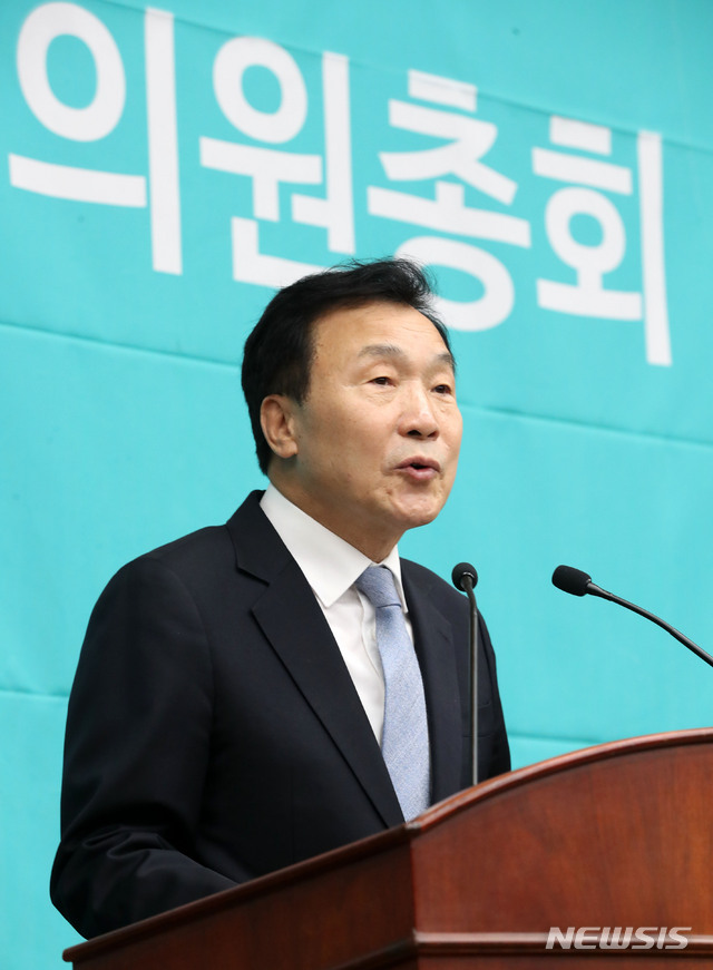 【서울=뉴시스】홍효식 기자 = 바른미래당 손학규 대표가 6일 오전 서울 여의도 국회에서 열린 의원총회에 참석해 모두발언을 하고 있다. 2018.11.06. yesphoto@newsis.com