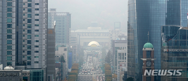 【서울=뉴시스】김선웅 기자 = 서울 초미세먼지 농도가 '나쁨' 상태를 나타낸 6일 오전 서울 서초구 서초동에서 바라본 서울 도심이 흐릿하다. 2018.11.06. mangusta@newsis.com