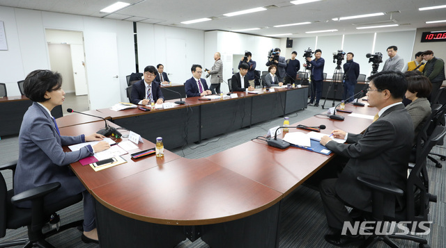 【서울=뉴시스】김진아 기자 = 이숙진 여성가족부 차관이 6일 서울 종로구 정부서울청사에서 열린 ‘가정폭력 방지 대책 마련을 위한 관계부처 회의‘에서 모두발언을 하고 있다. 이번 회의는 최근 강서구 가정폭력 사건을 계기로 가정폭력 피해자 신변보호 및 가해자 처벌강화 등에 대한 국민요구가 높아짐에 따라, 가정폭력 근절 및 피해자보호를 위한 정부의 실효성 있는 정책개선 방안을 논의하기 위해 마련됐다. 2018.11.06. bluesoda@newsis.com